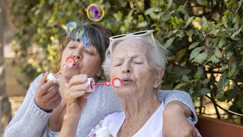 100 Yaşında Olmanın Sırrı: İki Kadın Uzun Yaşamı Böyle Açıklıyor