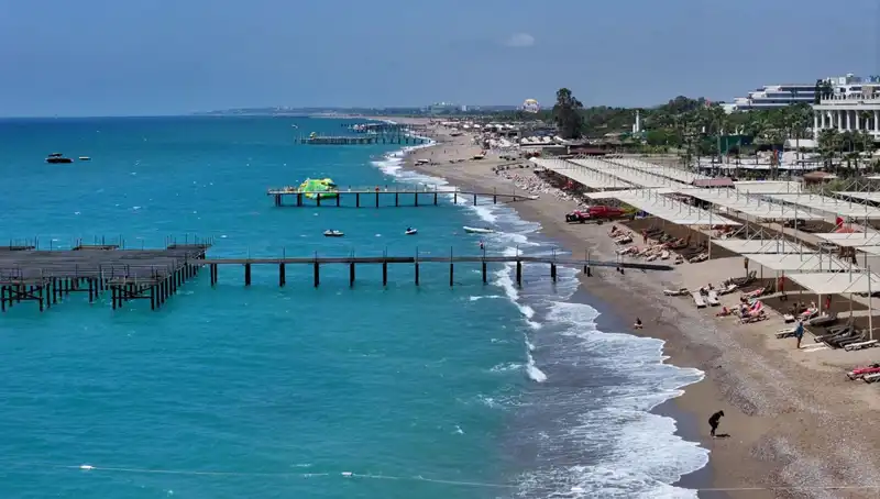 Antalya Sahillerinde Güneşli Hava Yoğunluğu: Yaz Tatilinin Keyfini Çıkarın!