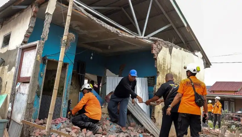 Endonezya'nın Huzurunu Bozan 5,7 Büyüklüğündeki Deprem: 8 Ev Çöktü