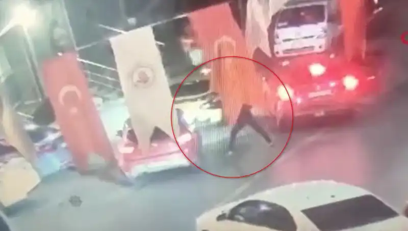 Arabanın İçindeki Genç, Kurşun Yağmuruna Amaçsızca Hedef Oldu