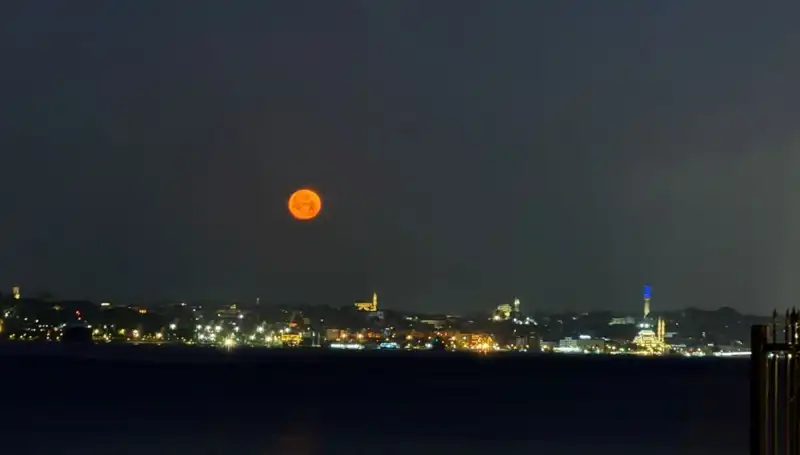 Çilek Dolunayı İstanbul'u Aydınlattı: Göz Kamaştırıcı Manzaralar