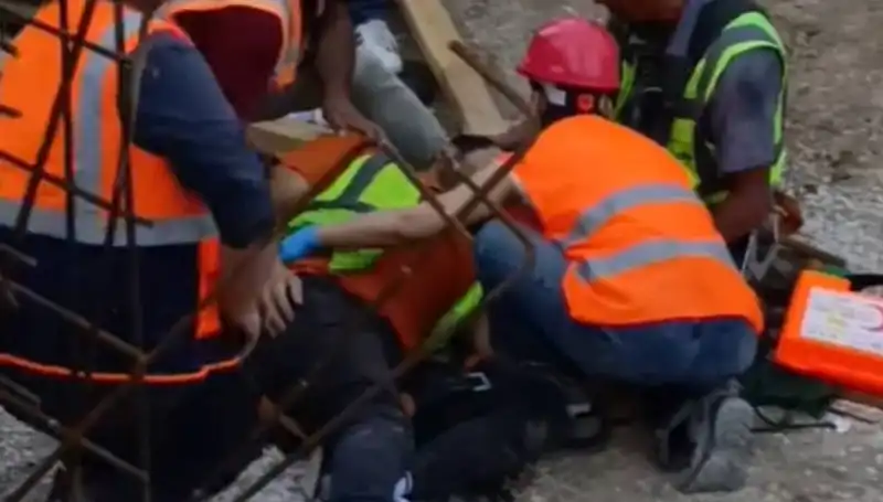 Adana'da İnşaatta Çalışan İki İşçi Kaza Geçirdi: Olayın Detayları