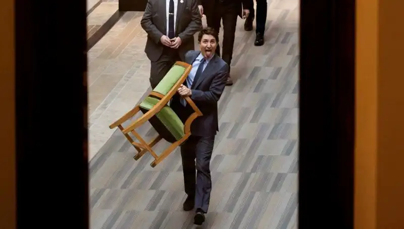 Trudeau, Sandalyelerini Toplayarak Protesto Etti: "Halktan Son Kez Çaldı"