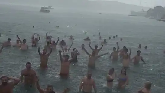 İstanbul Bebek'te Yağmura Rağmen Denize Girenler Şaşırttı