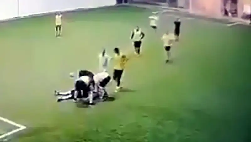 Adana'da Halı Sahada Beklenmedik Ölüm: 3 Çocuk Babası Hayatını Kaybetti