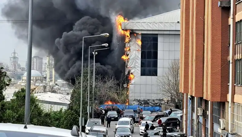 Başakşehir Sanayi Sitesinde Korkutan Yangın: Alevler Kontrol Altına Alındı