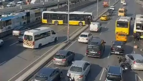 İETT Otobüsünün Kazası İstanbul Trafiğini Felç Etti