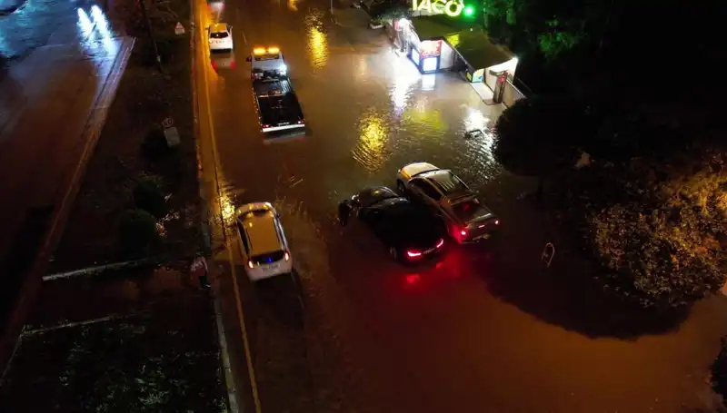 Adana’da Yağmur Sezonu Başladı: Cadde ve Sokaklar Su İçinde Kaldı