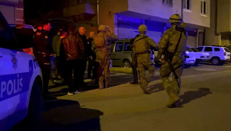 Balkonun Sıcak Gölgesinde Tüfekle Ateş Açan Şahsın Dramı
