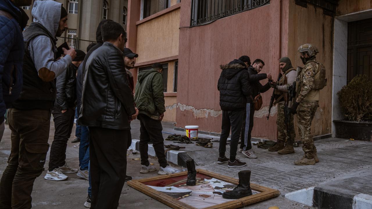 Suriye'de Rejim Güçleri Silahlarını Teslim Ediyor