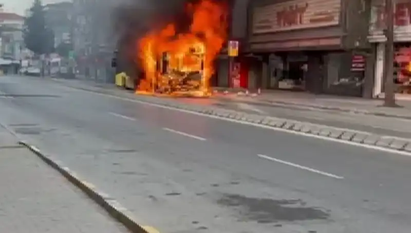 Ümraniye'de Korkutan Yangın: Aniden Alev Alan Araçlar Sokakları Sardı