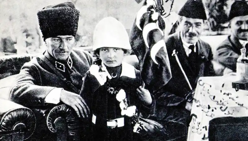 Unutulmaz Fotoğrafın Hikayesi: O Şapkanın Altında Saklı Bir Bayram Var