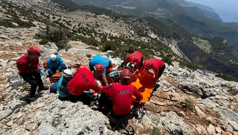 Fethiye'de Paraşüt Kazası: Kayalıklara Düşen İki Kişi Hayatını Kaybetti