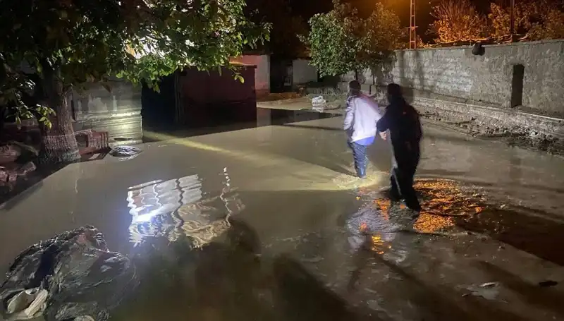 20 Dakikalık Yağış, Şehirde Sel Felaketi ve Ev Çökmelerine Neden Oldu