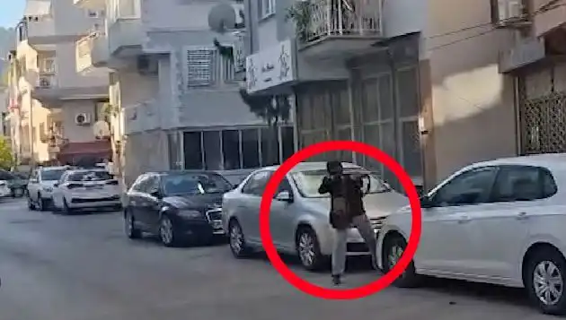 İzmir'de Saldırganla Çatışma Anları: Olay Yerinden Görüntüler Ortaya Çıktı
