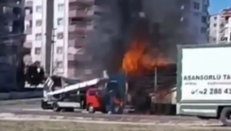 Alev Alev Yanan TIR, Yangın Sonrası Küllere Karıştı: Olayın Detayları