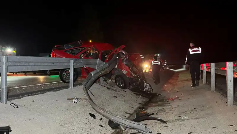 Bariyerlere Çarpan Otomobilin Feci Kazası: İki Genç Hayatını Kaybetti