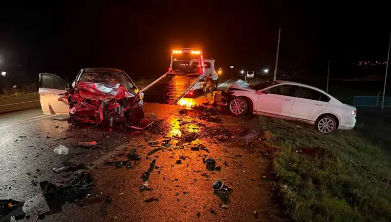 Çanakkale'de Korkunç Kaza: İki Otomobil Kafa Kafaya Çarpıştı, 3 Ölü