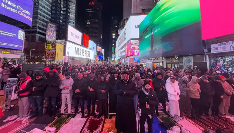 New York Times Meydanı'nda Kutlu Teravih Namazı: Birlik ve Beraberlik Örneği