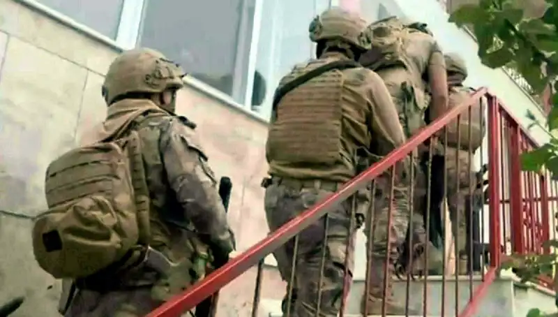 İzmir'de FETÖ Operasyonunda 9 Şüpheli Gözaltına Alındı