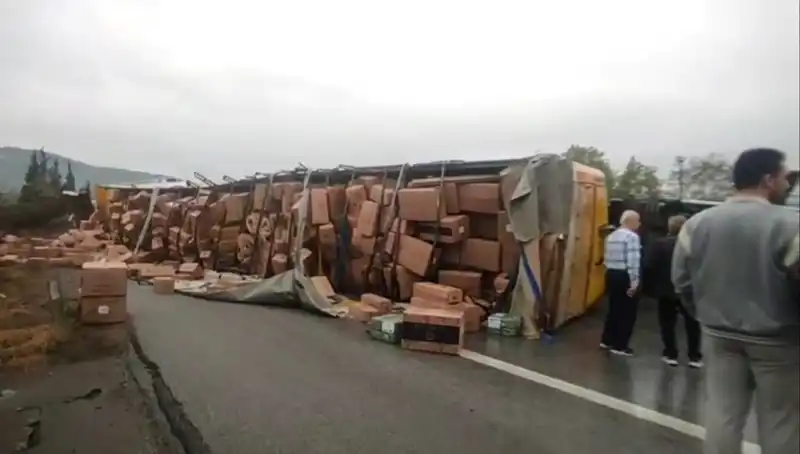 TEM Otoyolu'nda Korkutan TIR Devrildi: Ankara Yolu Trafiğe Kapandı!