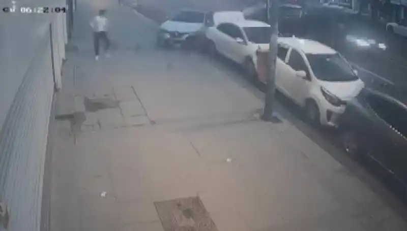Direksiyon Hakimiyetini Kaybeden Araç, Park Halindeki Araçlara Çarptı!