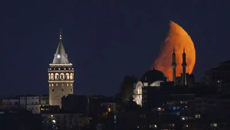 İstanbul'da Yarım Ayın Büyülü Görünümü Geceyi Aydınlattı!