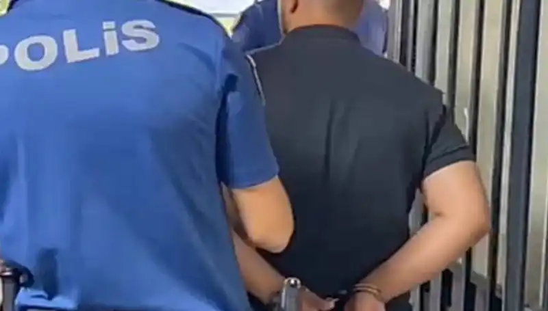 İzmir'de Polis Memurlarına Saldıran Şahıs Tutuklandı: Olayın Detayları Neler?