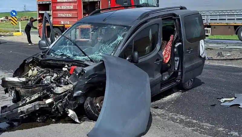 Ankara Yolu'nda Feci Kaza: Üç Kişi Yaralandı, Olay Anı Kamerada