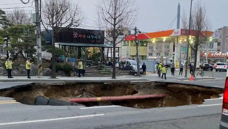 Güney Kore'de Motosikletin Yuttuğu Dev Çukur: 1 Kayıp, 1 Yaralı