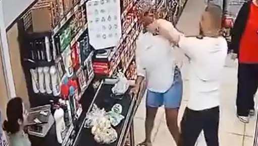 Marketteki Kasa Sırasında Şok Edici Saldırı: Çocuk Hemen İzledi