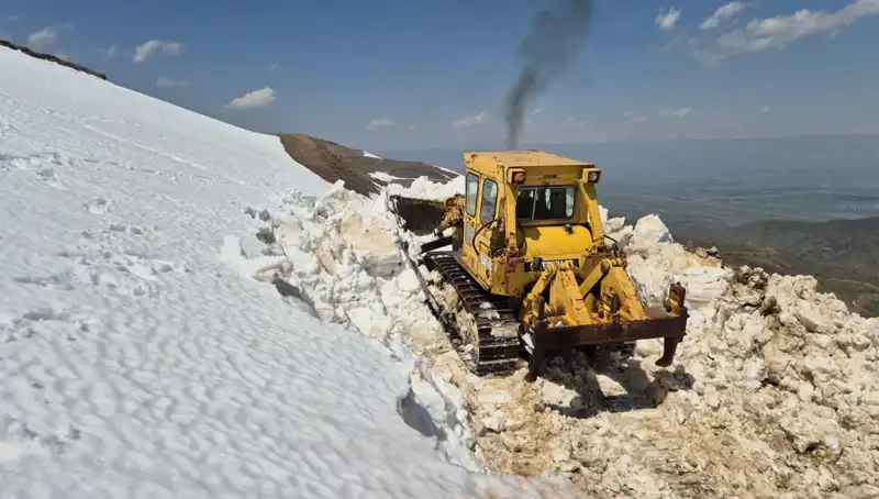 Nisan Ayında Karla Mücadelede 2 Metreyi Aşan Zorluklar